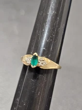 1.73g 10k Gold  Emerald  Ring size 6.5 Estate Find!