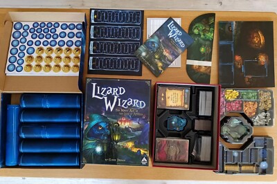 Lizard Wizard Deluxe - Metallmünzen, Playmats, Holzmarker, Solomodul (Arch-Mage)