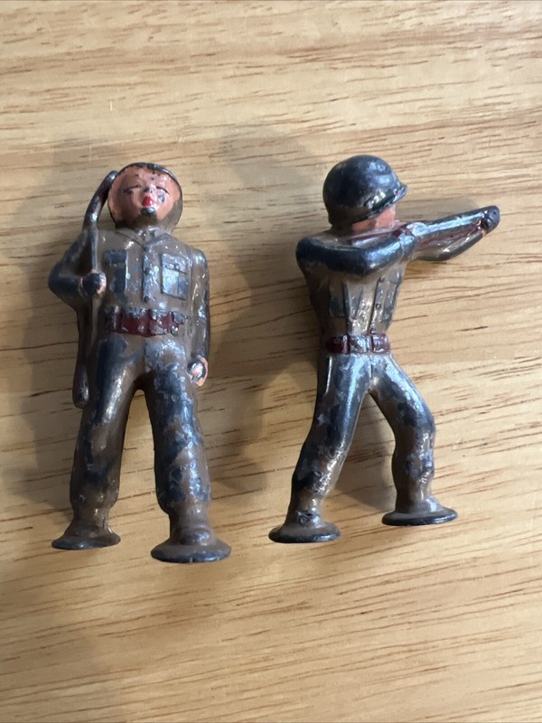 VINTAGE WORLD WAR II LEAD/ BARCLAY ARMY SOLDIERS RARE 2-3/4” TALL GOOD CONDITION