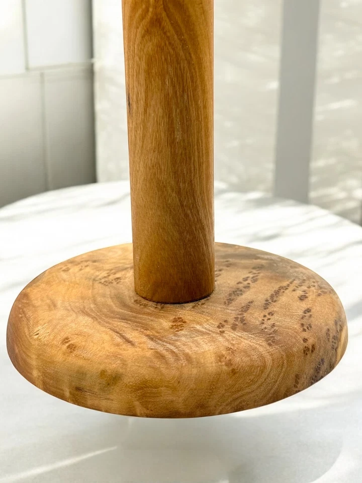 Soporte de papel de cocina de madera de olivo hecho a mano - Soporte para rollos de cocina elegante y duradero Foto 4 de 4
