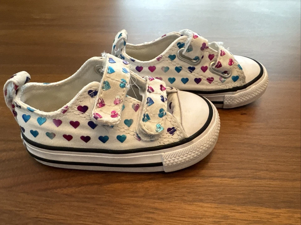 Zapatos Converse All Star para niños pequeños - estampado de corazón - talla 4 Foto 2 de 4