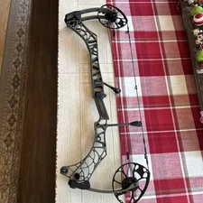 MATHEWS V3 31 RH AMBUSH GREEN 70 lb draw weight 30.5” draw length. Excellent. 