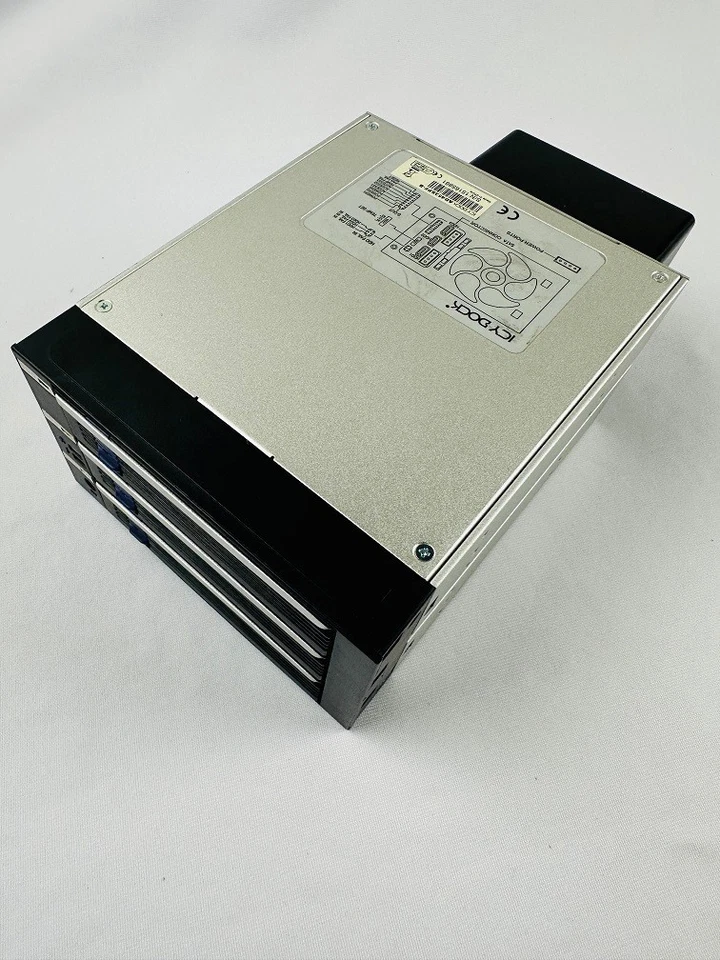 Icy Dock AD453SPF-B HDD/SSD Enclosure - Image 2 of 4