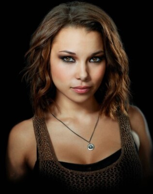 Jessica Parker Kennedy BLACK SAILS THE FLASH Color 8x10 Photo #04