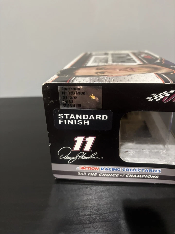 Литая модель автомобиля NASCAR 1:24 Denny Hamlin 2017 FedEx ARC NO11 с автографом - Изображение 2 из 3