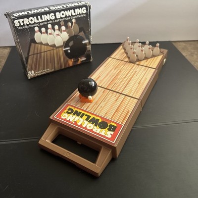 Vintage 1980 Tomy Strolling Bowling Wind Up Ball Portable Table