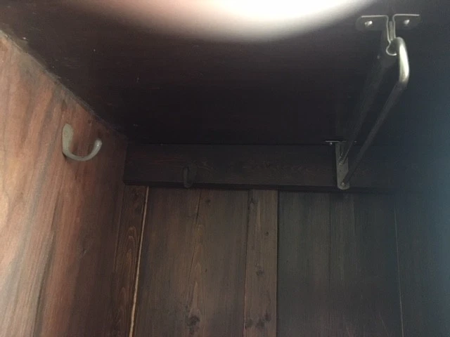 Armario de nogal inglés de principios de siglo 1900. Foto 4 de 4