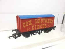 Hornby R123 OO Gauge Long Wheelbase Van Cox Brothers Circus