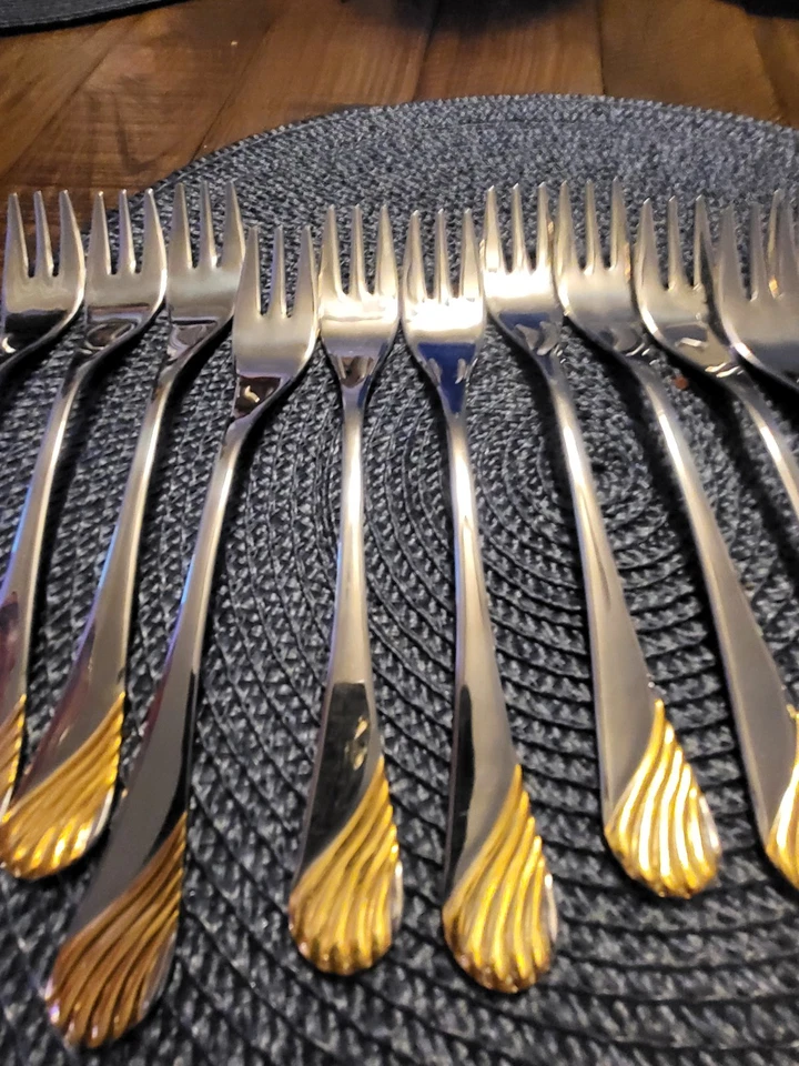 Gottinghen 16 Luxurious Dinner Forks 18/10 Stainless Steel 24K Gold Plated Tip - Image 2 of 4