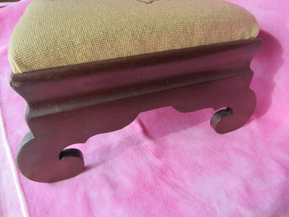 Antiguo reposapiés de aguja Petit Point ~ Pájaros ~ Base de caoba ~ Principios de la década de 1920 Foto 4 de 4