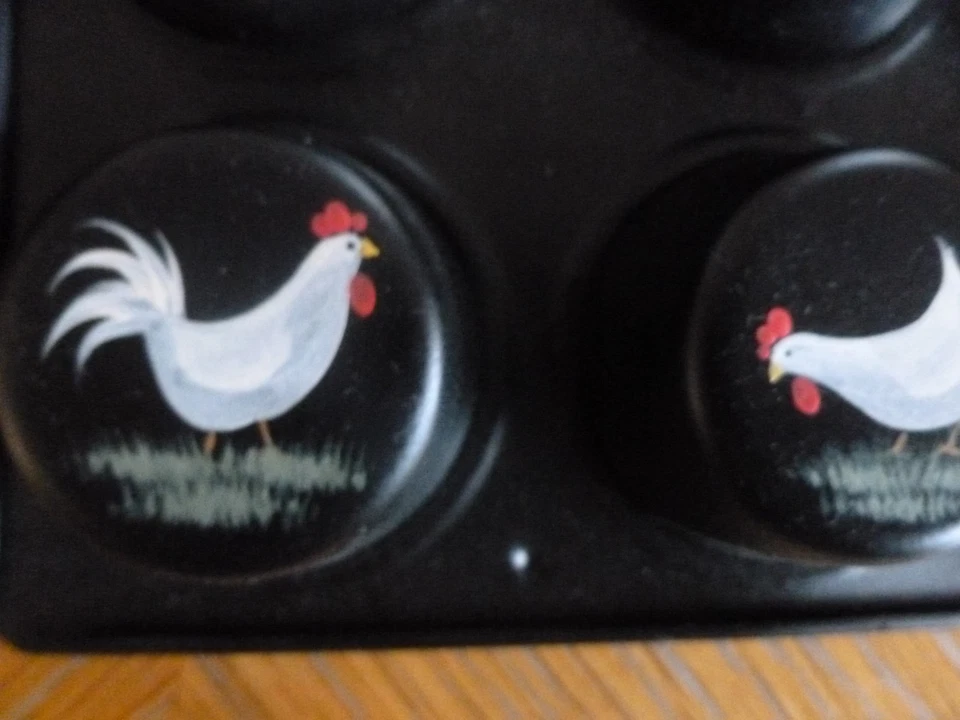 Primitive/Antique muffin  pan tole painting of chickens - Image 3 of 4
