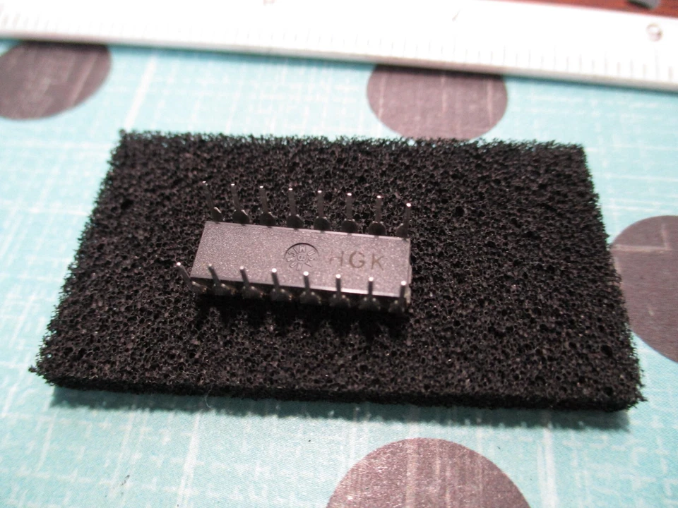 Micron Technology IN-LINE 16-DIP 256K 120ns Page Mode DRAM Memory MT1259-12 6-PK - Image 2 of 2