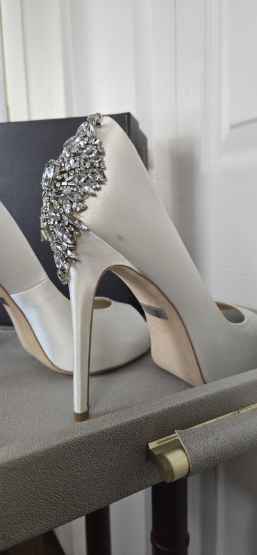 114. Badgley Mischka Kiara White Satin Embellished Pumps - Size 9 - MSRP $295