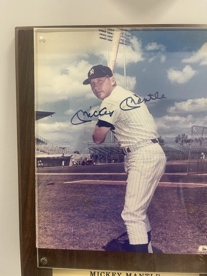 Jugador de béisbol de los Yankees de Nueva York Mickey Mantle. Plaga de madera con firma Foto 4 de 4