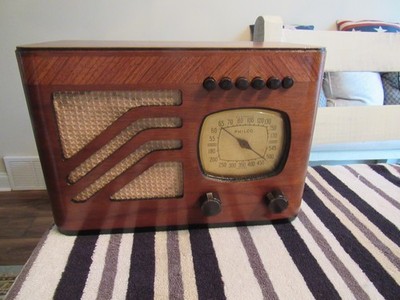 1939 Philco model 39-7 tube radio Wooden Cabinet