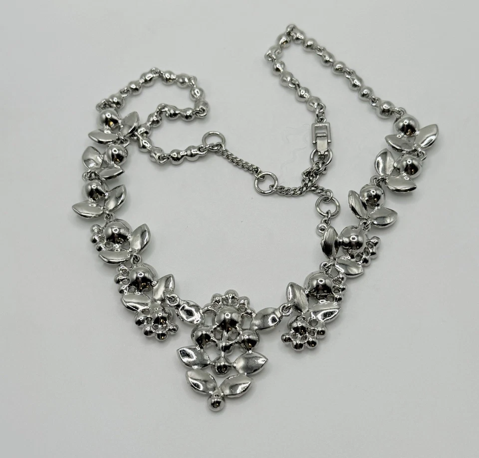 Collar firmado Givenchy cristal transparente tono plata 16" con extensor de 3" Foto 3 de 4