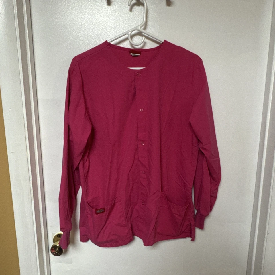 Conjunto Exfoliante Dickies - Chaqueta Rosa (S), Top Floral (M), Pantalones Rosa (L) - Usado Bueno Foto 2 de 4