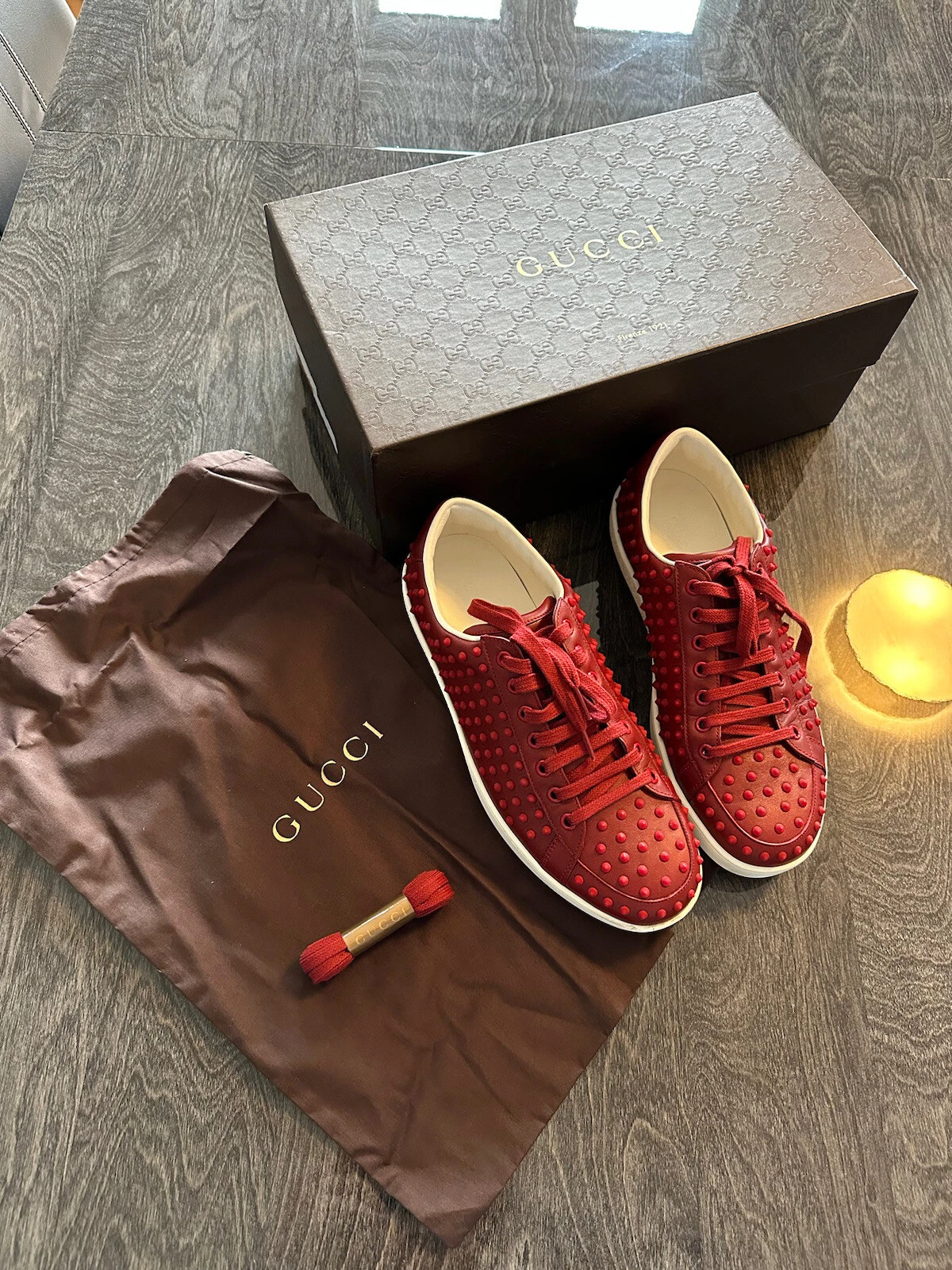 Baskets Gucci rouges cloutées