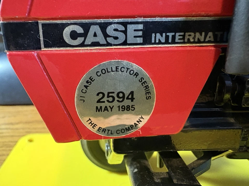ERTL Case IH 2594 1985 diecast con tractor frontal rojo/negro de colección escala 1/16 Foto 3 de 4