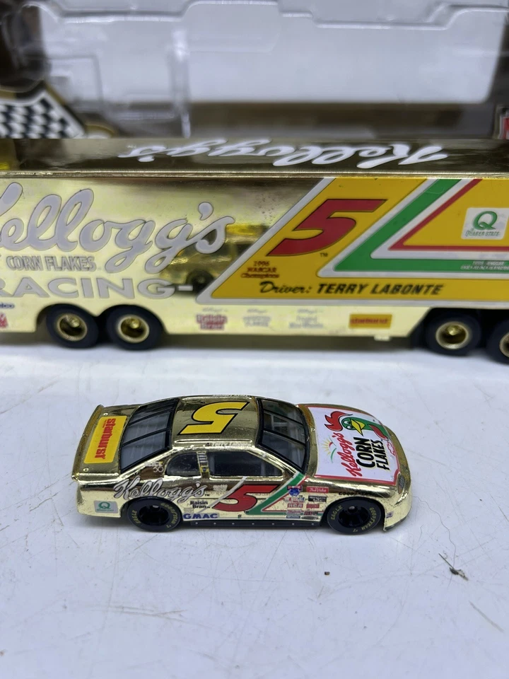 **EARLY NUMBER** 1998 KELLOGGS RACING CHAMPIONS SEMI AND RACECAR #0035/1500 - Image 3 of 4