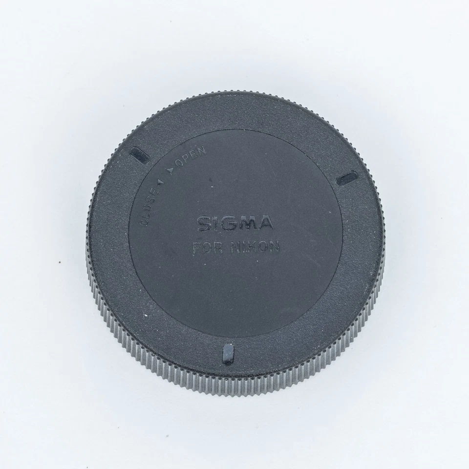 Sigma DG 70-300mm 1:4-5.6 Macro Zoom Lens for Nikon F Mount w/Lens Hood and caps - Image 3 of 4