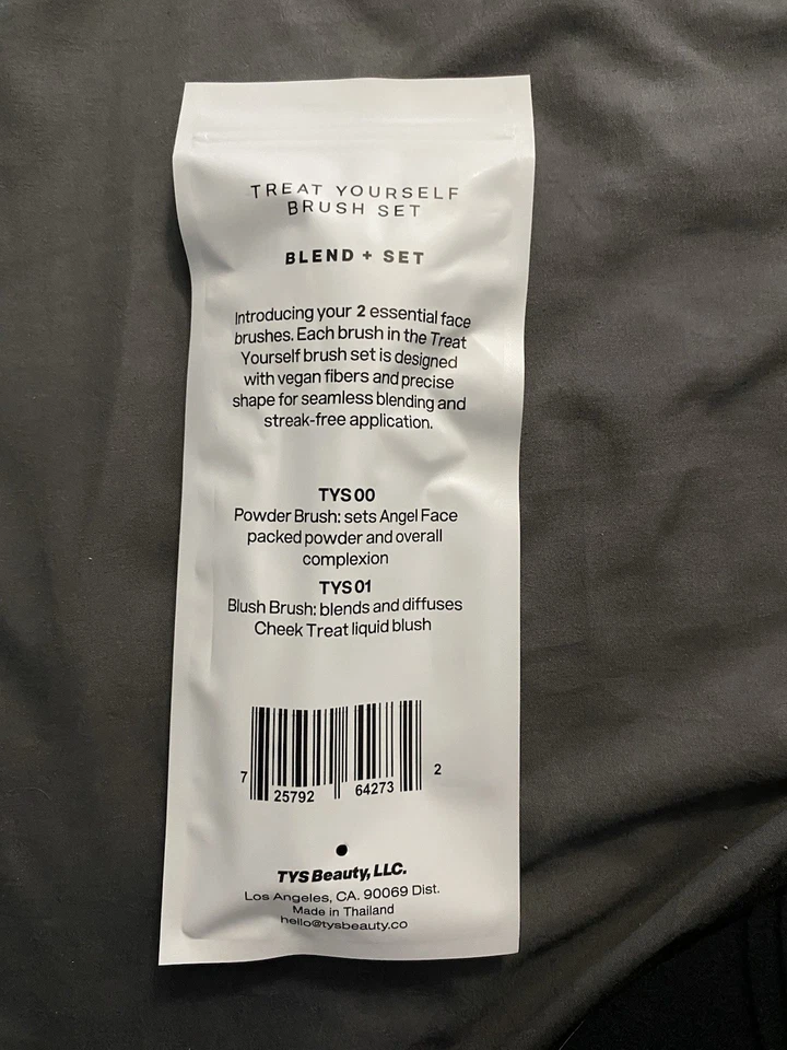Juego de cepillos de belleza TYS cepillos en polvo y rubor nuevos en paquete precio de venta sugerido por el fabricante 48 USD Foto 2 de 2
