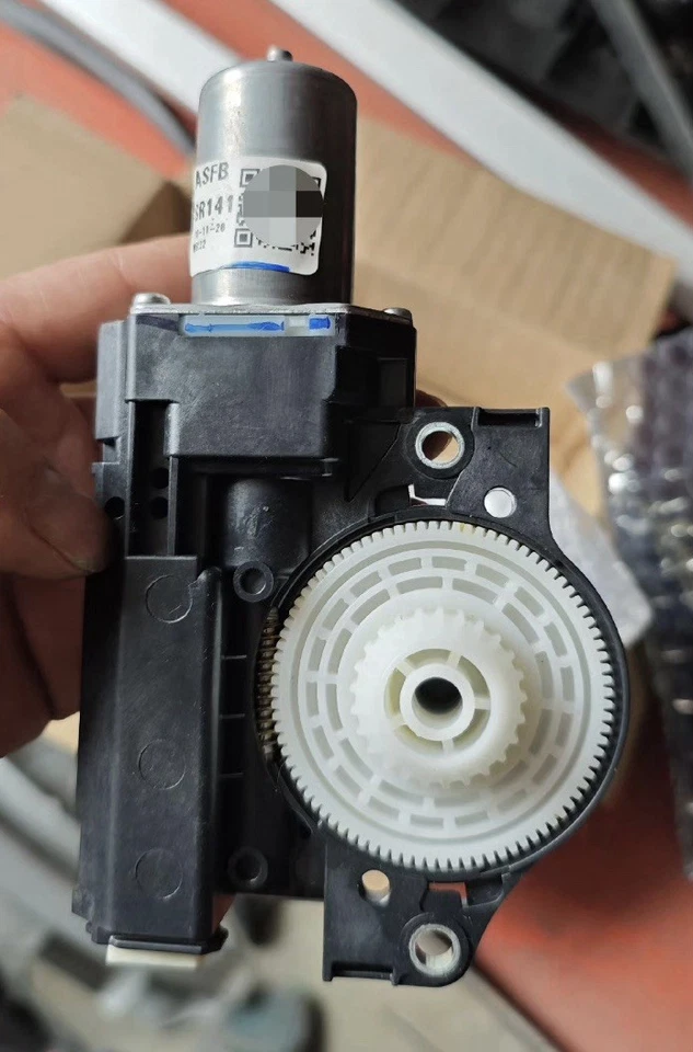 63260‑42140 Toyota RAV4 Panoramic Roof Sunshade Motor Assembly 2019–2025 Foto 2 de 4