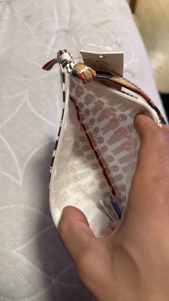 Bolso clutch de muñeca con estampado de guardias Cath Kidston Foto 2 de 4