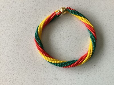 Handgefertigtes Perlenarmband grün, gelb & rot