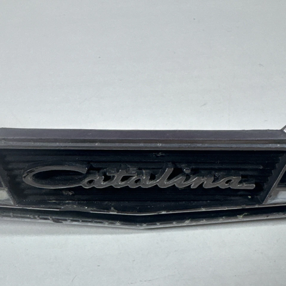 Pontiac Catalina 1965 emblema guardabarros a cuadros GM # 9780812 Foto 4 de 4