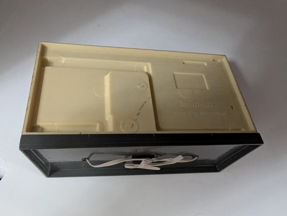 Matchbox Models of Yesteryear MARCHAND DE Y-24 1927 Bugatti T22 on Street Scene - Image 2 of 2