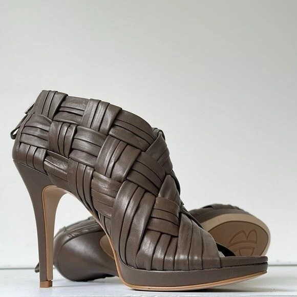 Botines Boutique 9 Ashoe de cuero tejido con jaula para mujer 8,5 M color topo punta abierta tacón alto Foto 2 de 4