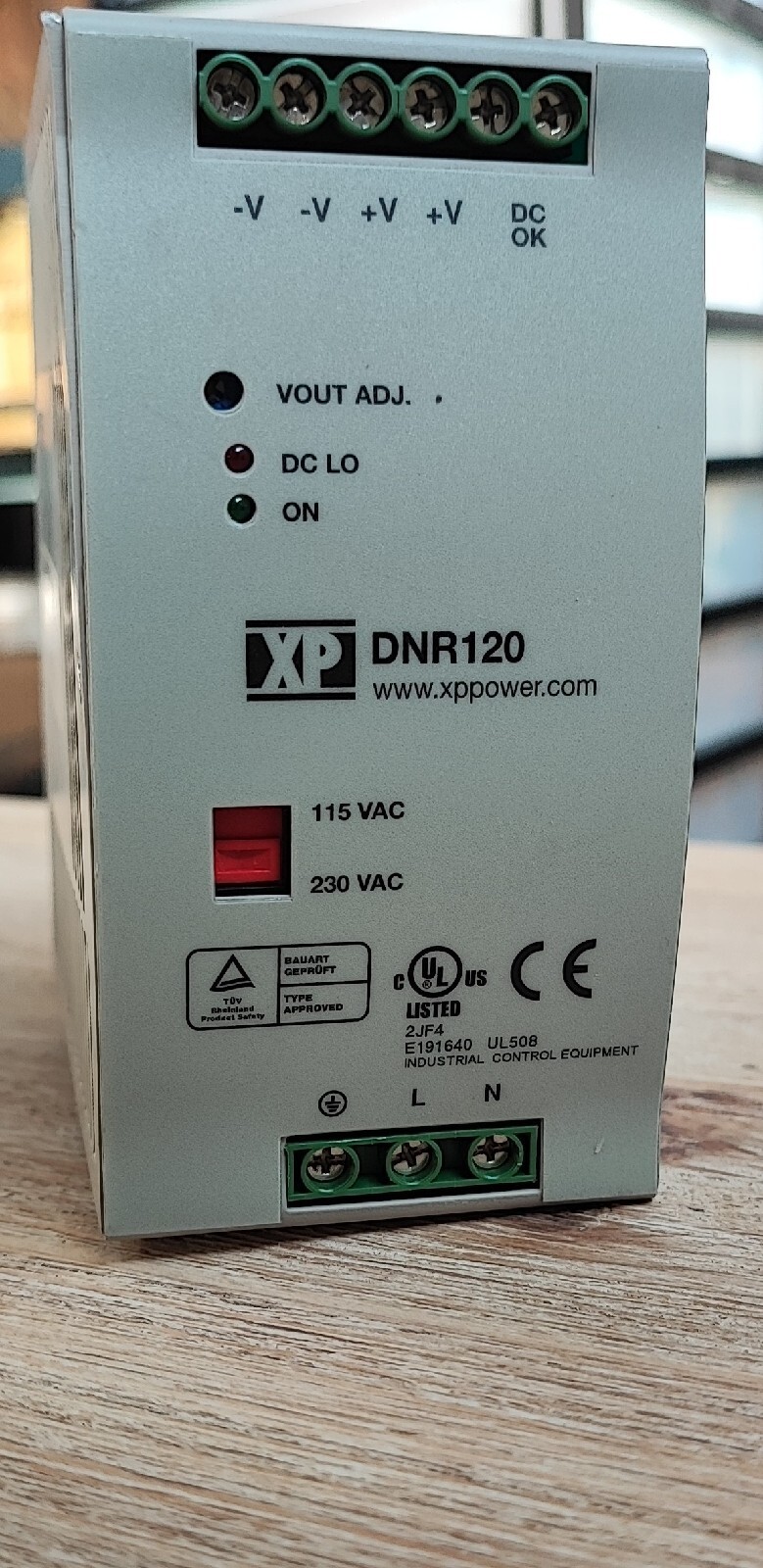 Alimentation 12V 120W DNR120PS12 XP Power contre les pannes de tension sur rail DIN