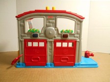 Fisher Price Little People 77712 Rescue Fire Station Makes Sounds Works B33