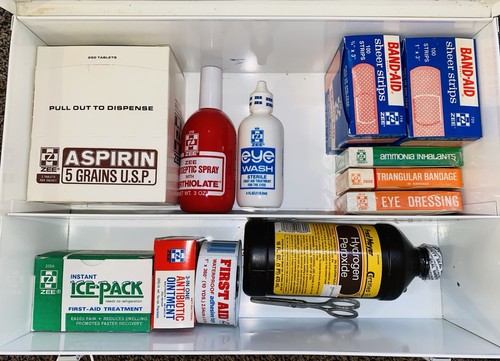 Vintage 1980’s Federal Express First Aid Kit Metal Box + Supplies - Picture 5 of 7