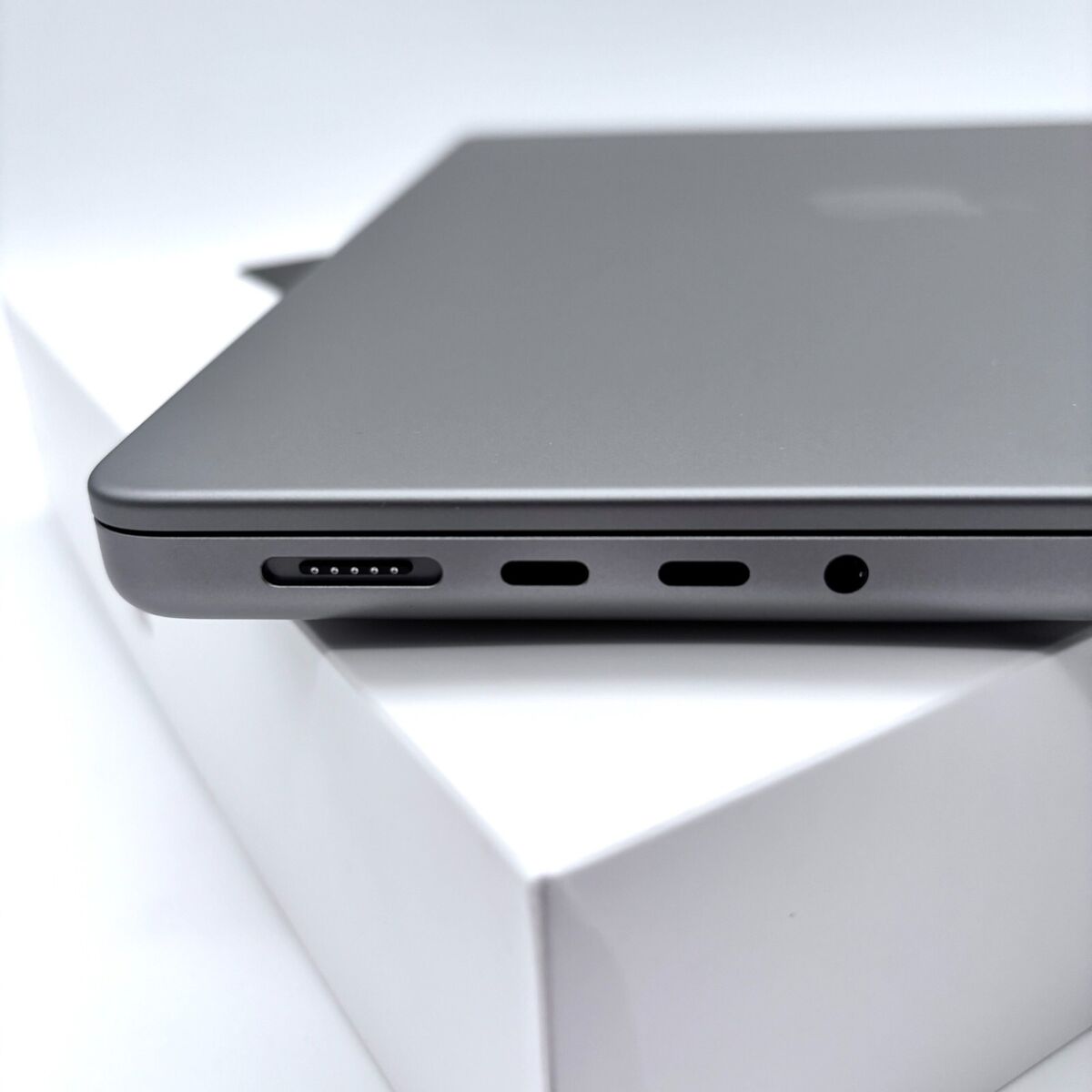 NEW OPEN BOX - MACBOOK PRO 14 INCH M1 PRO - 8TB SSD - 16GB NEW OPEN BOX - MACBOOK PRO 14 INCH M1 PRO - 8TB SSD - 16GB