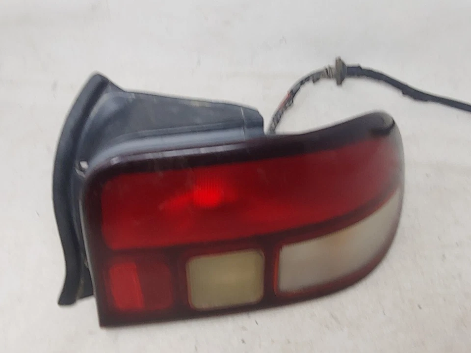Ford Aspire 1994 1995 1996 1997 lado derecho pasajero OEM luz trasera lámpara Foto 3 de 4