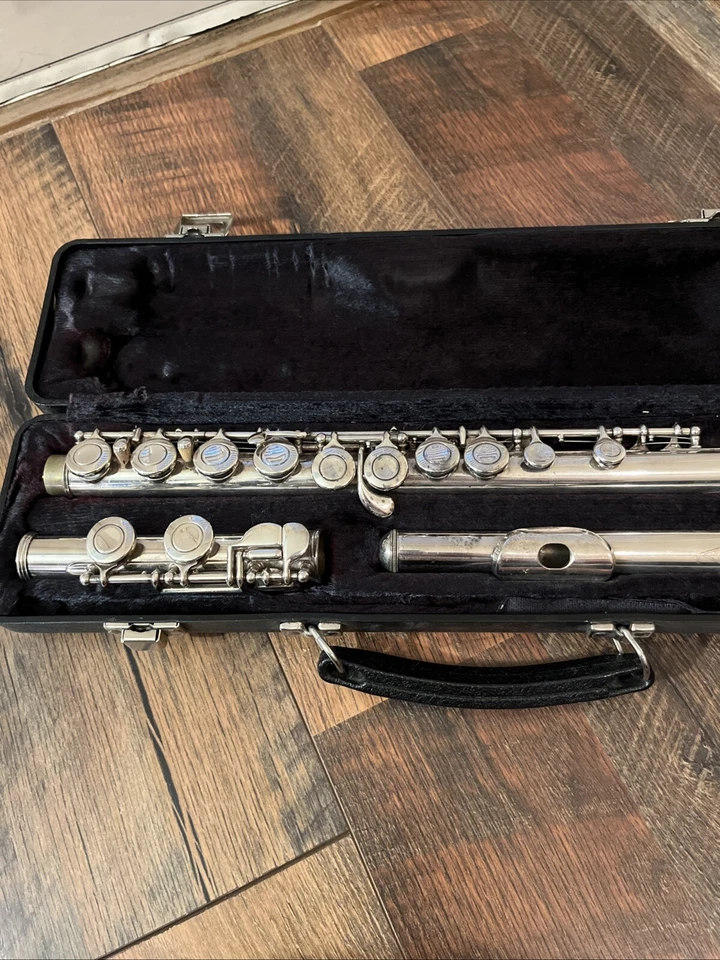 Flauta Artley 17-0 banhada a prata, EUA, furo fechado com estojo - Imagem 3 de 4