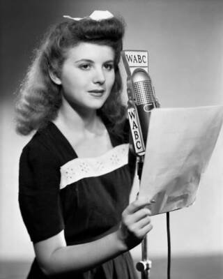 Radio performer Yvonne Mann She is heard on the radio program Au 1940s Photo 3
