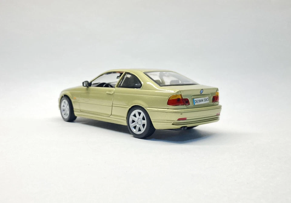 BMW 328Ci Diecast Metal Car Golden Steering Wheels 1:24 Scale 73255 Model - Image 4 of 4