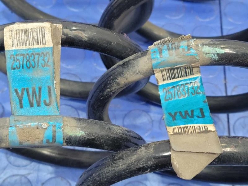 07-14 Cadillac Escalade Rear Suspension Coil Springs Set of Two OEM 25783732 - Image 4 of 4