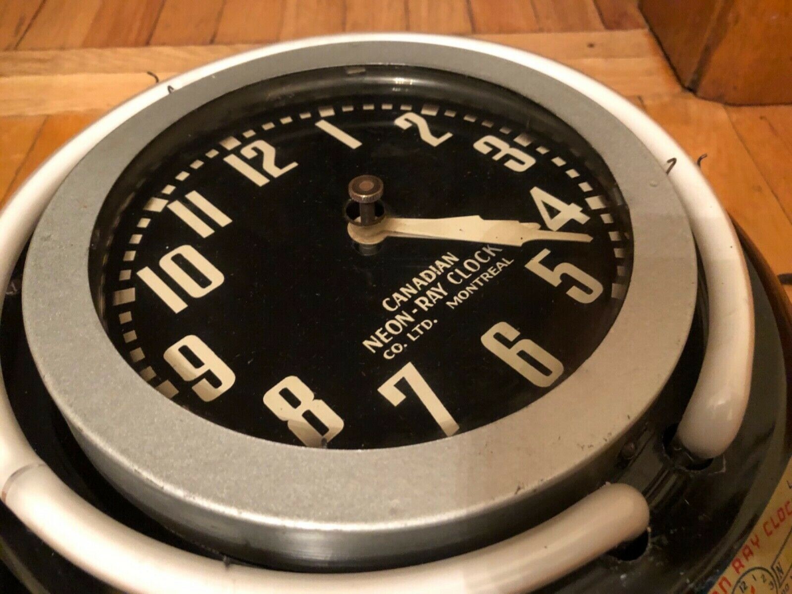 VINTAGE MINT RARE c.1940 SMALLEST 13" "CANADIAN NEONRAY CLOCK CO" WALL