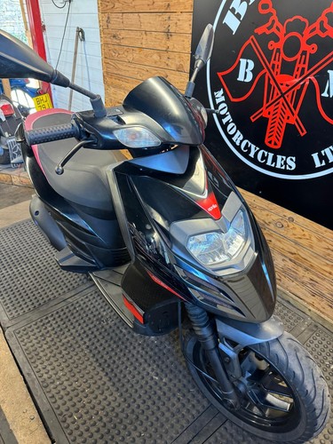 Aprilia SR125 cc scooter motorcycle - Picture 4 of 8