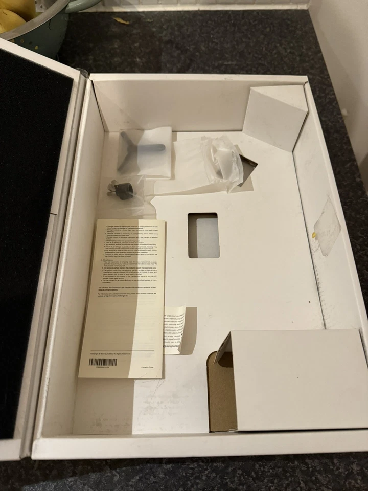 DJI RS 3 ronin Gimbal Stabilizer with 2 batteries and a grip - Image 2 of 4