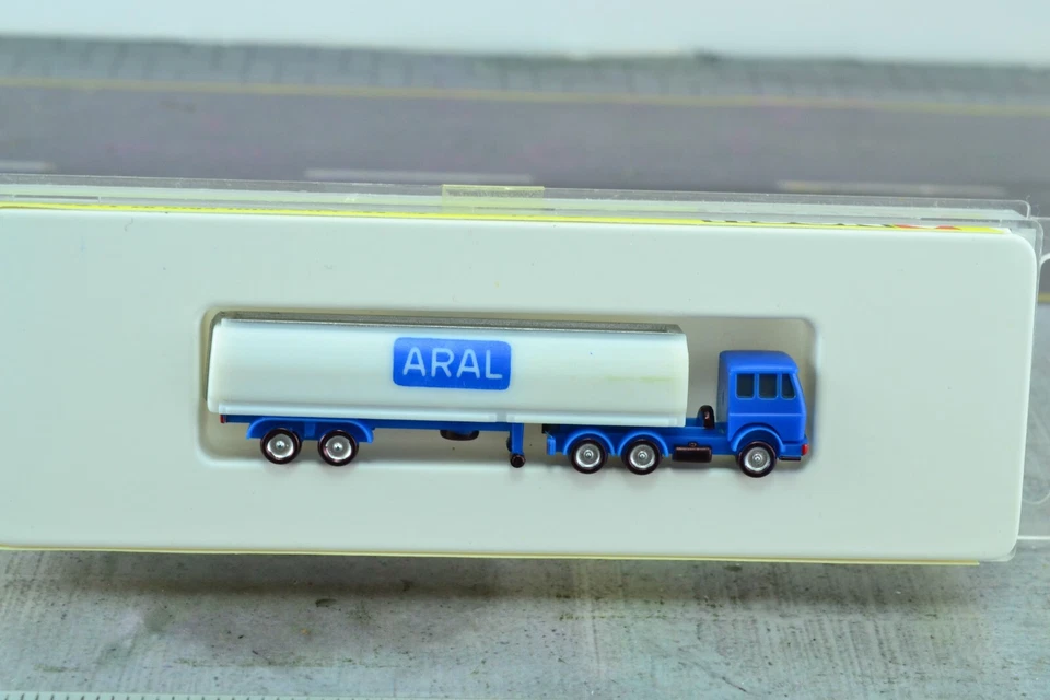 Camión cisterna NOCH ARAL azul escala Z Foto 2 de 2