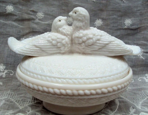 Vtg WESTMORELAND Glass LOVE BIRDS / DOVES Candy Dish ~ WHITE MILK GLASS ~ (read)
