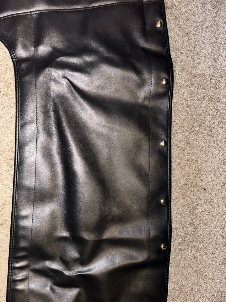 Mustang Convertible Top Bota Acolchada con Broches 1967 Negro - TMI Foto 3 de 4