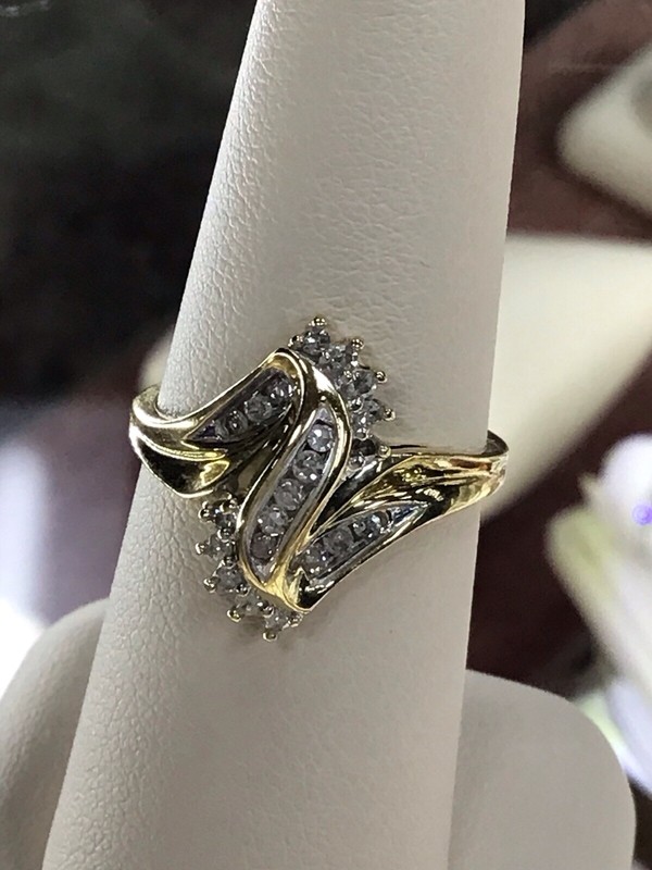 LADIES 10K YELLOW GOLD DIAMOND RING