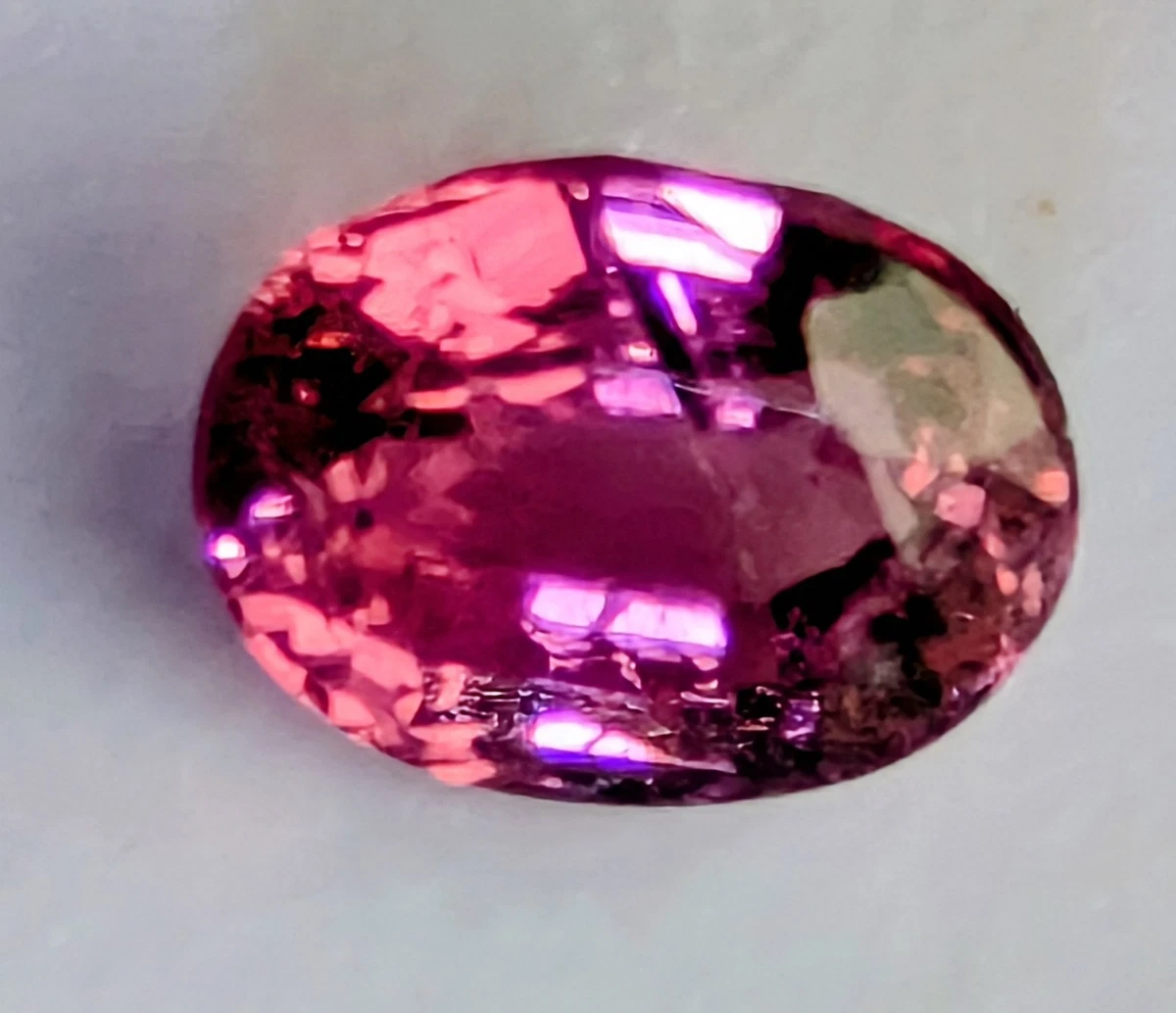 Pierre précieuse grenat rhodolite rose vif taille brillant rond de 1,11