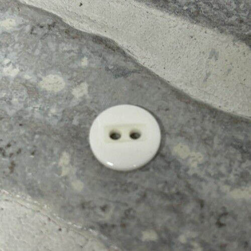 Lot of 12 White Plastic 2 Hole Buttons Stripe Groove 12mm 1/2" Vintage - Picture 5 of 5